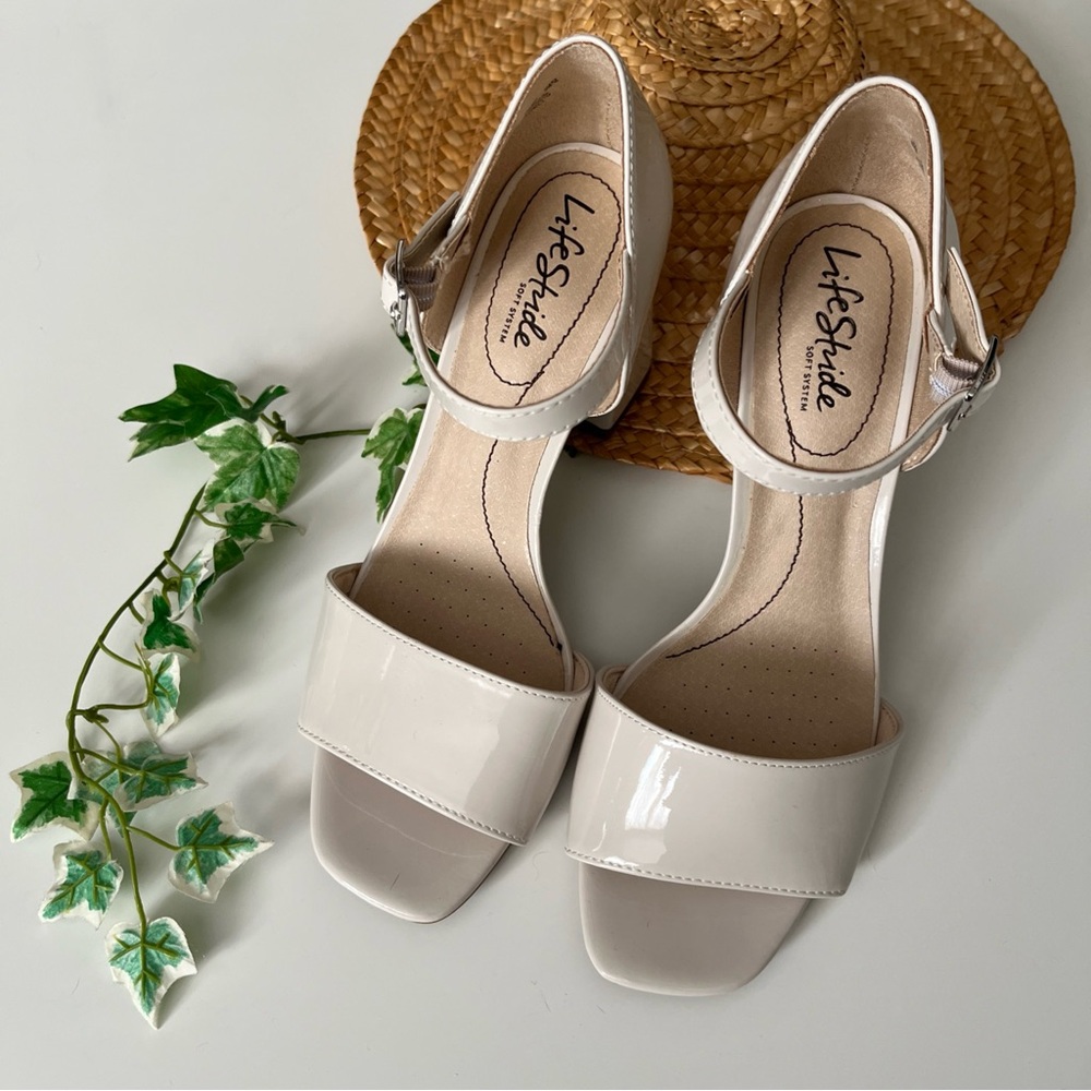 Life Stride‎ Women's Beige Heels Sandals
